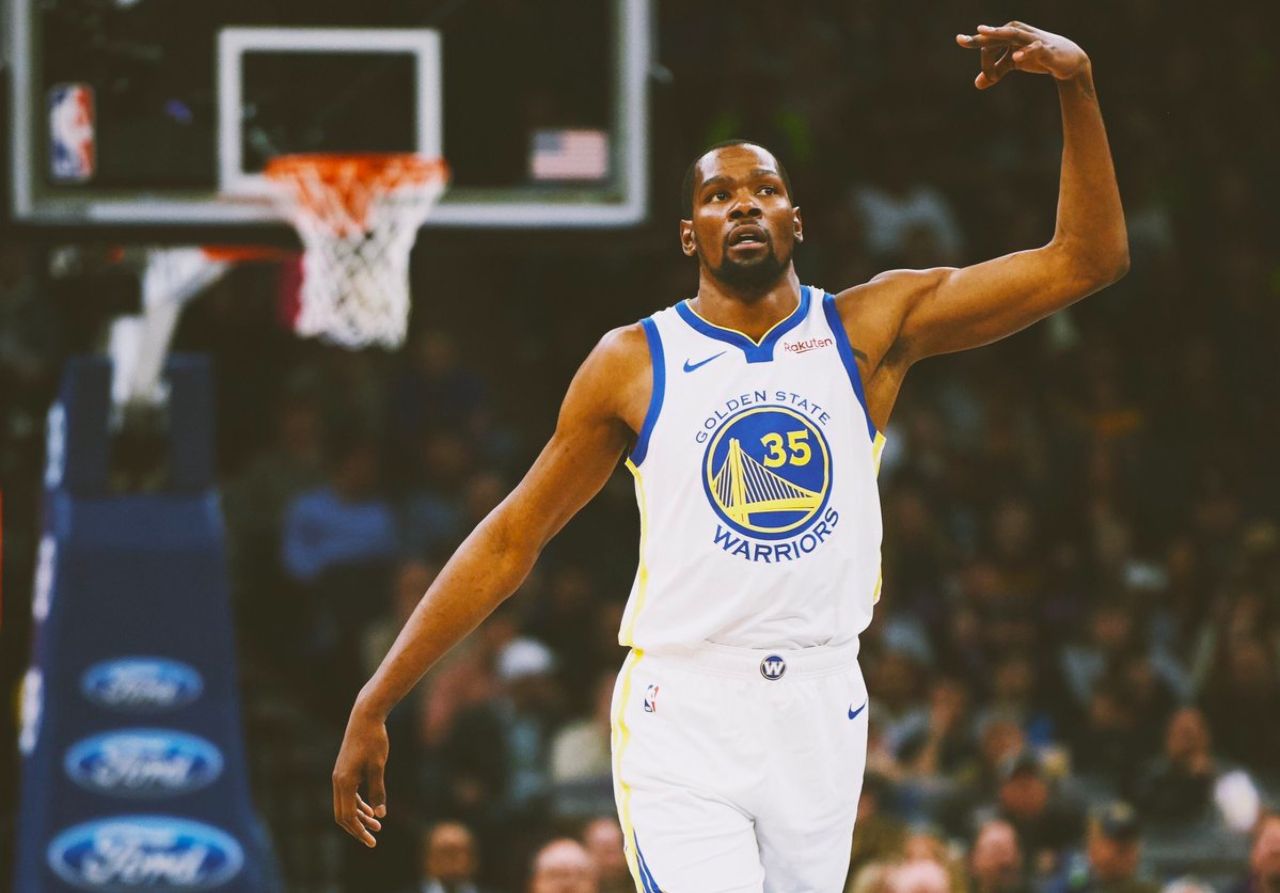 爱游戏体育-里尔训练开放日；赛后临场应变引欢呼；NBA总决赛在即；团队化学反应显著(共鸣之吻游戏亮点)